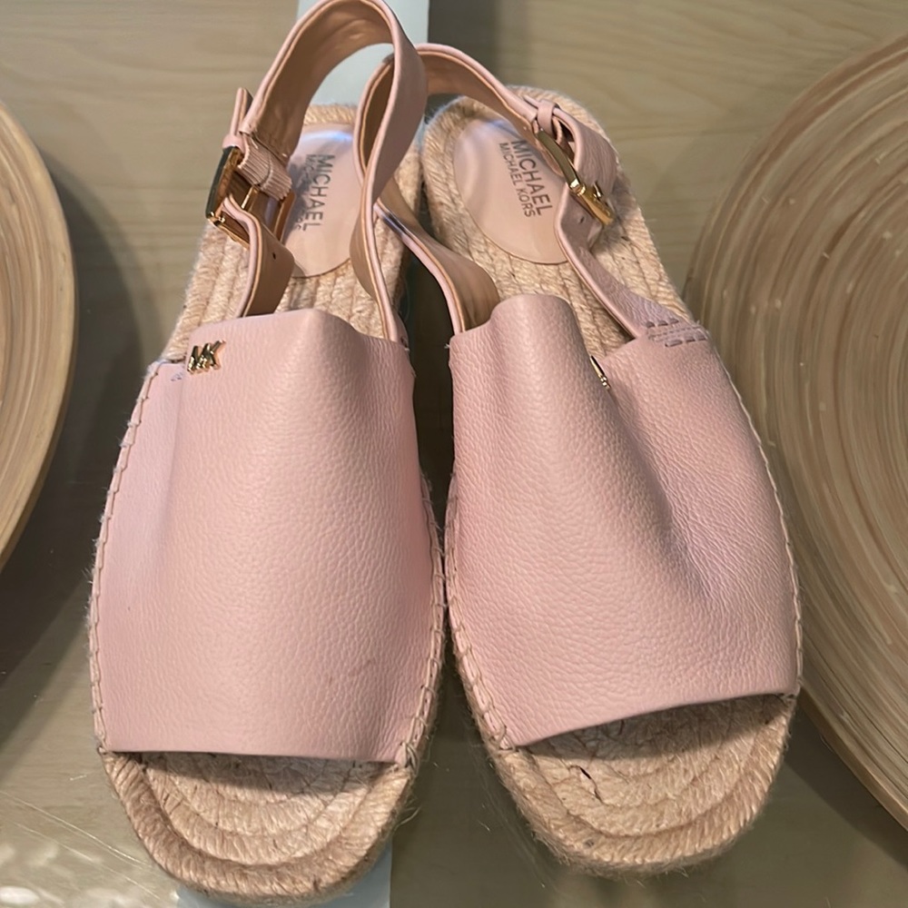 New Michael Kors Leather Sandals Blush color Sz 8
